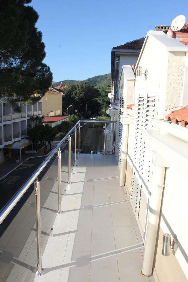 Apartamento Penthouse By The Sea Tivat Exterior foto